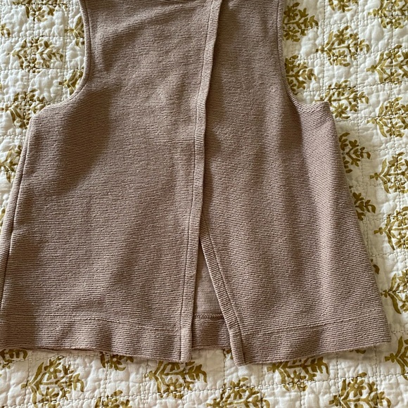 Texture & Thread Split-Back Shell Top - Picture 4 of 5